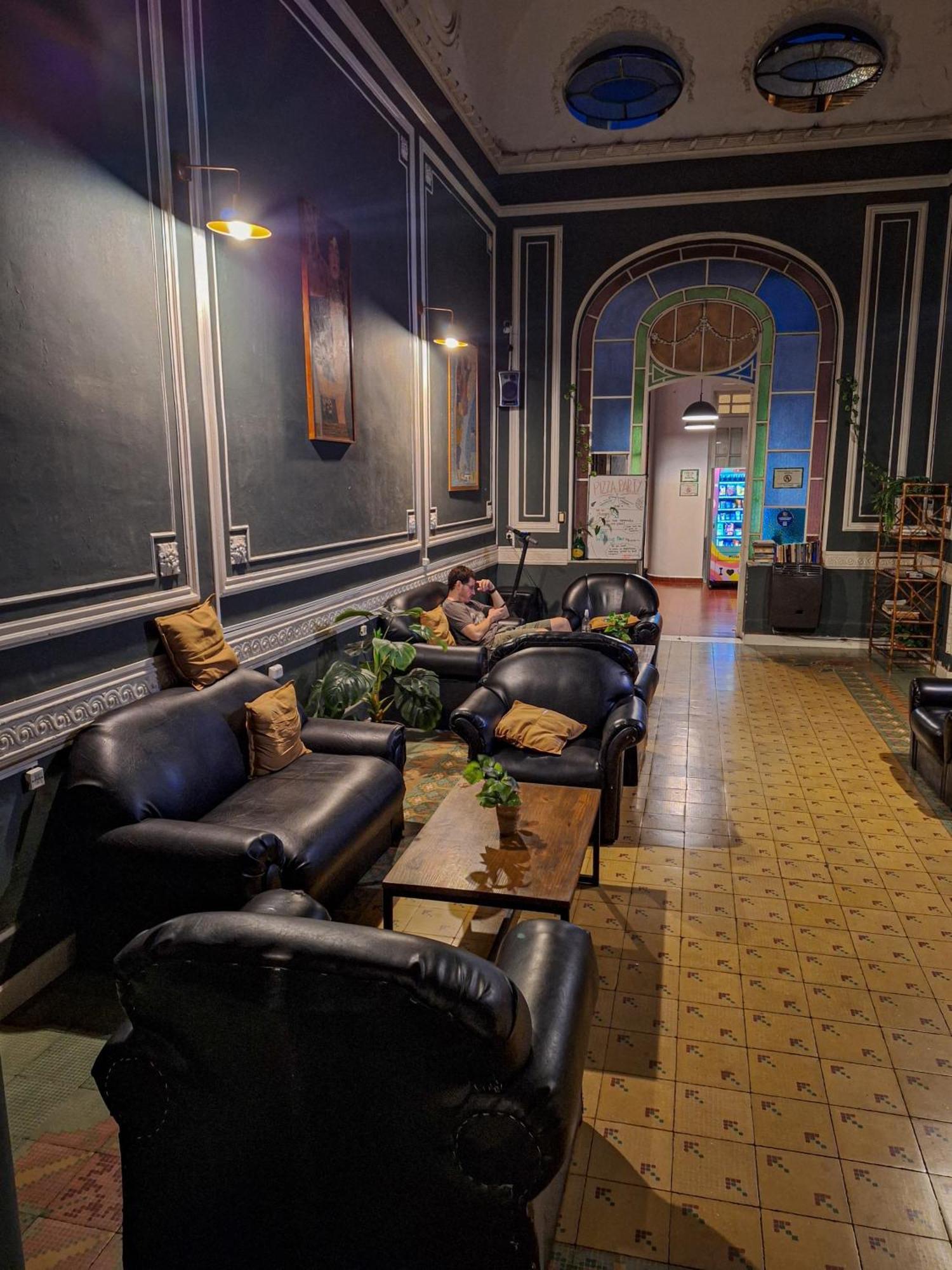 Hostel Alvear Cordoba Bagian luar foto
